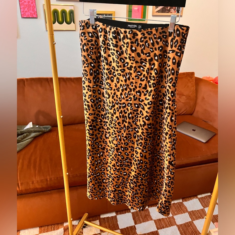 Nasty Gal brown leopard print midi satin skirt - Picture 2 of 7